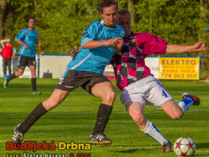 Obránce Karel Jonáš důrazným zákrokem zbavil míče Horku