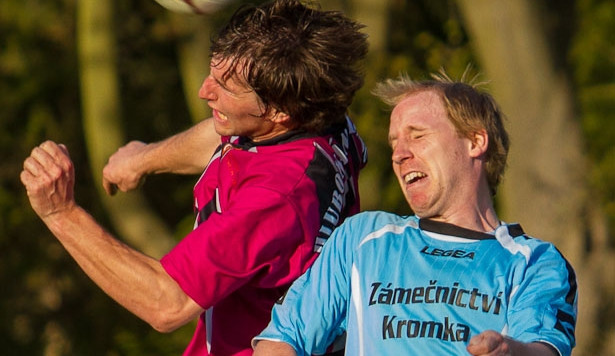 Radek Horejš v hlavičkovém souboji s Kromkou