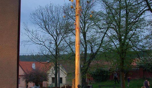 Momentka z jihočeského pálení čarodějnic. Prostě není májka jako májka