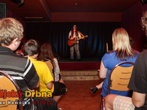 O zaplnění míst na sezení se postaral Šrája