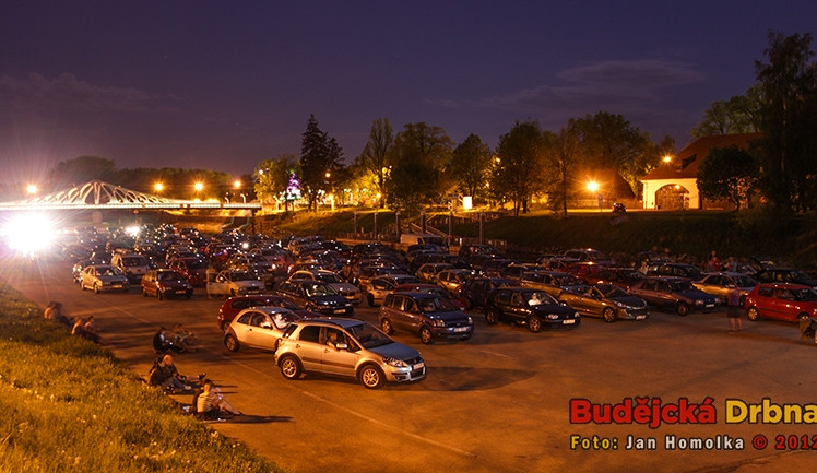 Zaplněná náplavka u Dlouhého mostu během autokina