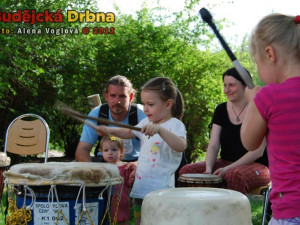 Bubnovalo se i na plastové nebo kovové barely