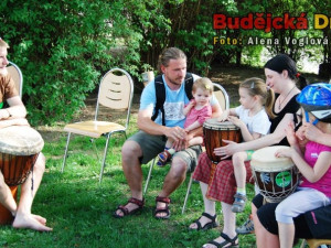 Bubnování na africké bubny