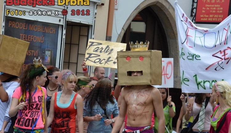 FOTO: Majálesový průvod rozzářil budějcké ulice a náměstí