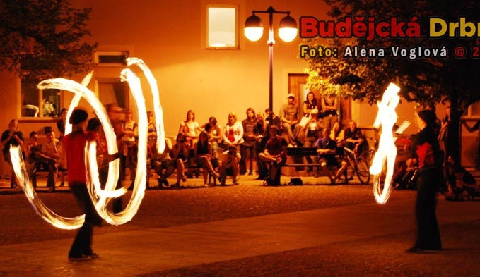 Prvomájové dovádění zakončila úchvatná fireshow