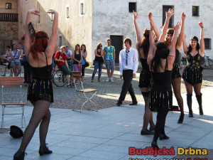 Obchodní akademie a kabaretní představení na Piaristickém náměstí