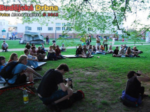 Posluchači beatboxu a poezie