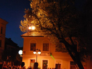 To, že se dá při tanci i točit se svítícími míčky, nám předvedly tyto dvě šikovné Havajanky