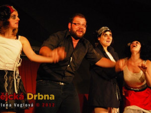 Hra Groteska v podání Divadla na cucky