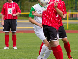 Jak vypadá takové vzorové zpracování balonu na prsa předvedl prachatický obránce Hovorka, se zájmem přihlíží jeho spoluhráč z obrany Lašák a útočník Roudného Kučera (za míčem)