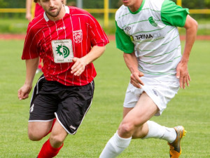 Prachatický Šicner (vlevo) v běžeckém souboji s Píšou