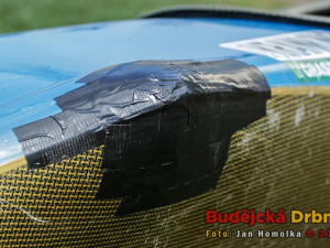 Tam, kde se v sobotu bouchalo, muselo být použito lepení