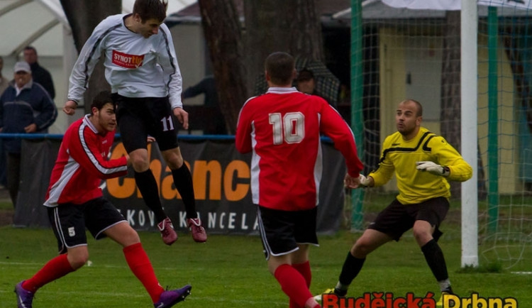 Hlubocký forvard Josef Kurali (ve výskoku) dal dvě branky mužstva z podzámčí