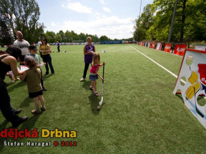 Florbalovou holí se děti trefovaly do branky