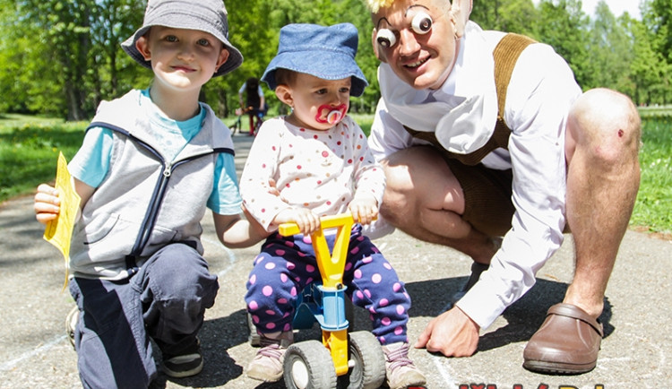 Největší pochvalu asi sklidil Hurvínek, se kterým se chtěl každý fotit