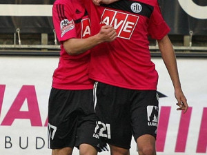 František Němec zápas rozhodl, raduje se spolu s mladíčkem Zdeňkem Linhartem