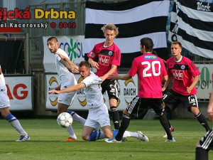 Závar před brankou Dynama, po zákroku Pavla Nováka padá Jasmin Ščuk