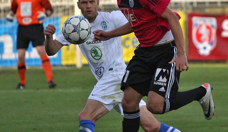 Střelec jediného gólu utkání František Němec před Petrem Johanou