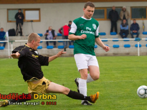 Obránce Píša byl hodně aktivní, na snímku vypíchl míč Maxovi