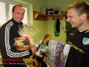 Po utkání se hráči Roudného oficiálně rozloučili s brankářem Danem Kerlem, dar předal kapitán Libor Matoušek