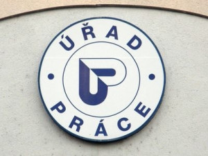 Nezaměstnanost klesla v dubnu na 7,7 procenta