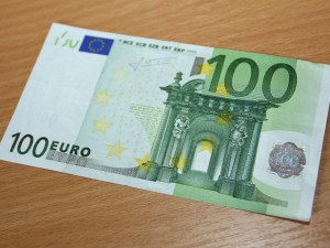Žena neměla řidičák, a tak se snažila strážníky uplatit eury