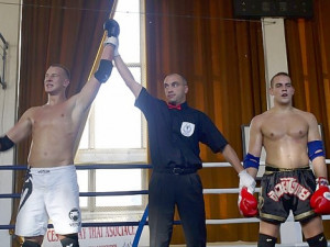 David Makovička jako vítěz zápasu na amatérském MMČR v Muay Thai