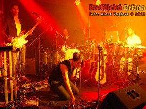 Lenka Dusilová s Viliamem Bérešem, Patrickem Karpentskim, Martinem Novákem a Beátou Hlavenkovou, která zde není vidět