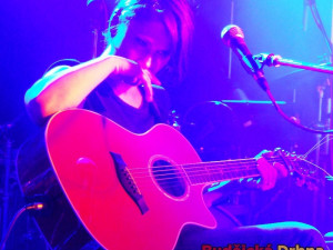 Lenka ponořená do své hudby