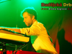 Viliam Béreš tvořící a pařící za svými klávesami