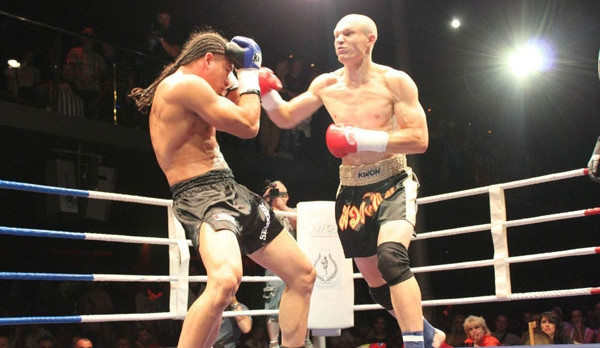 Jevgenij Mahtenko vítězí v Muay Thai nad Holanďanem