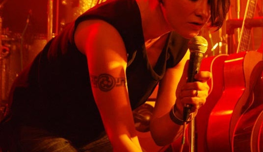 Lenka Dusilová si u některých písniček klekala na zem, pracovala tam se zvukem