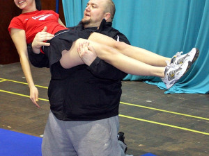 Zvedat křehké dívky je pro amerického kouče Jonathana Smileyho hračka