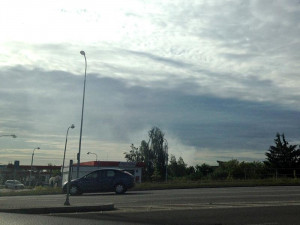 Pohled z Nádražní ulice, kouř je vidět v dálce