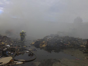 Požár sběrných surovin u Pražské třídy