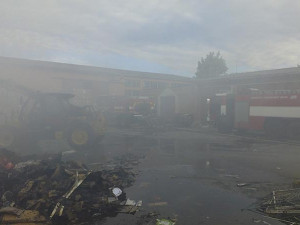 Požár sběrných surovin u Pražské třídy
