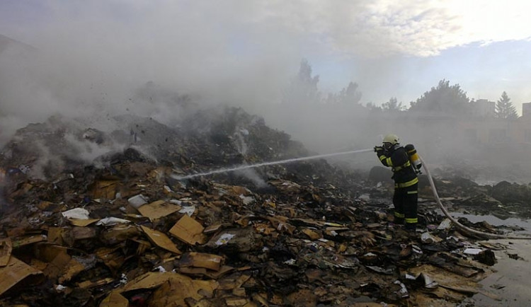 Požár sběrných surovin u Pražské třídy