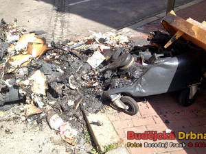 Požár zachvátil dva plastové kontejnery