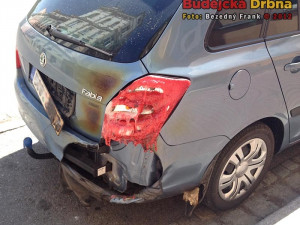 Plameny z hořících kontejnerů zasáhly i parkující auto