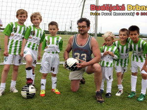 Ondřej Vetchý a nejmenší hráči Malše Roudné