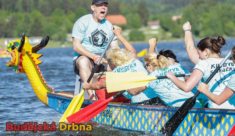Na hladině Lipna se už popáté proháněly dračí lodě