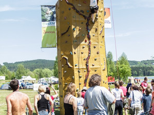 Připravená horolezecká stěna pro děti