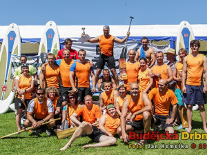 Společná nedělní fotka vítězů Mondi Štětí s posádkami Outdoor club Hanace, Průtrž Dračen a Petrem Klímou Klimberou