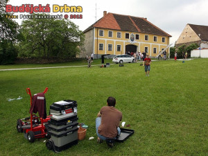 Na návsi v Dobčicích se točily první vteřiny filmu Babovřesky