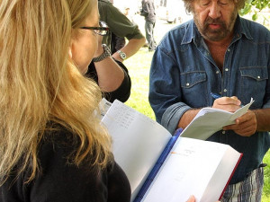 Trošku obklopoval jeho tým spolupracovníků