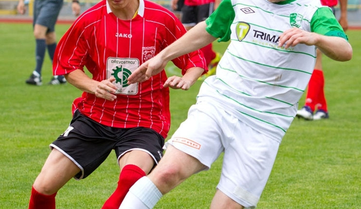 Největší šanci Roudného měl v první půli zápasu proti Dražicím kapitán Libor Matoušek (vpravo)