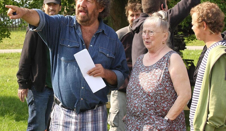 Zdeněk Troška říká Janě Altmanové, jak by si představoval následující scénu