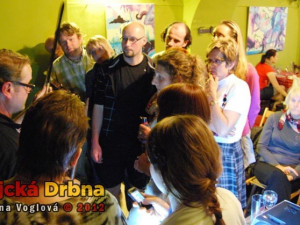 O přestávce se prohlížely dovezené artefakty