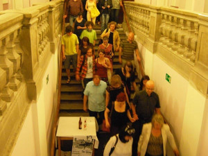 Diváci se řítí za herci ven ze Slávie