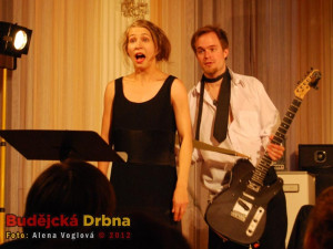 Herci, zpívali, četli, hráli, křičeli a bavili publikum